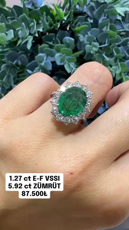 5.92 ct Zümrüt ve 1.27 ct Pırlanta Yüzük videosundan kare