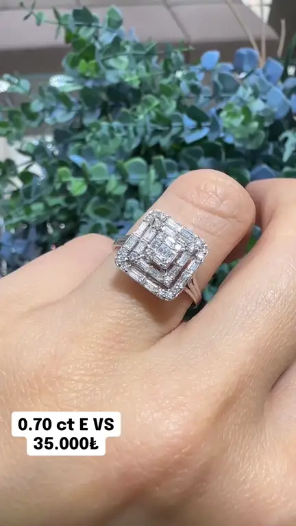 0.70 ct Baget Pırlanta Yüzük videosundan kare