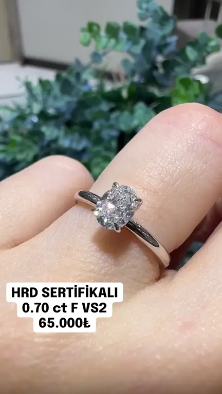 0.70 ct Oval Pırlanta Yüzük videosundan kare