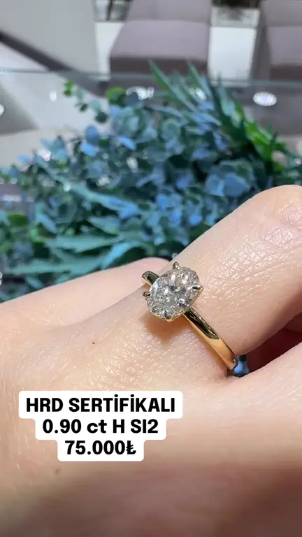 0.90 ct Oval Pırlanta Yüzük videosundan kare