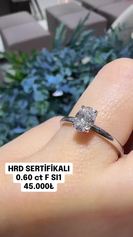 0.60 ct Oval Pırlanta Yüzük videosundan kare