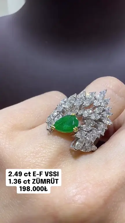 1.36 ct Zümrüt ve 2.49 ct Pırlanta Yüzük videosundan kare