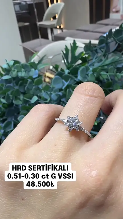 0.51-0.30 ct Lotus Pırlanta Yüzük videosundan kare