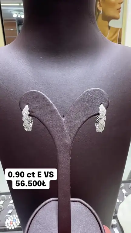 0.90 ct Tasarım Pırlanta Küpe videosundan kare