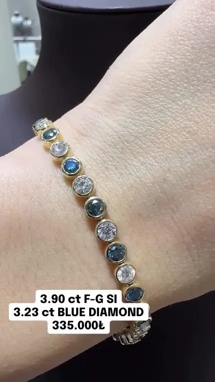 3.23 ct Blue Diamond ve 3.90 ct Pırlanta Bileklik videosundan kare