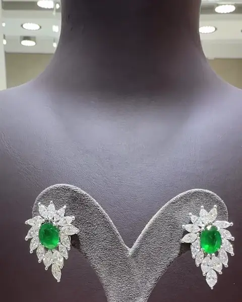 2.07 ct Zümrüt ve 3.60 ct Pırlanta Küpe