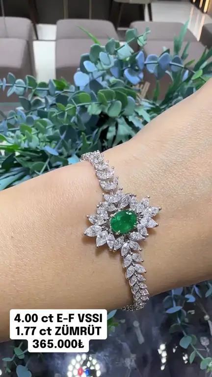 1.77 ct Zümrüt ve 4.00 ct Pırlanta Bileklik videosundan kare